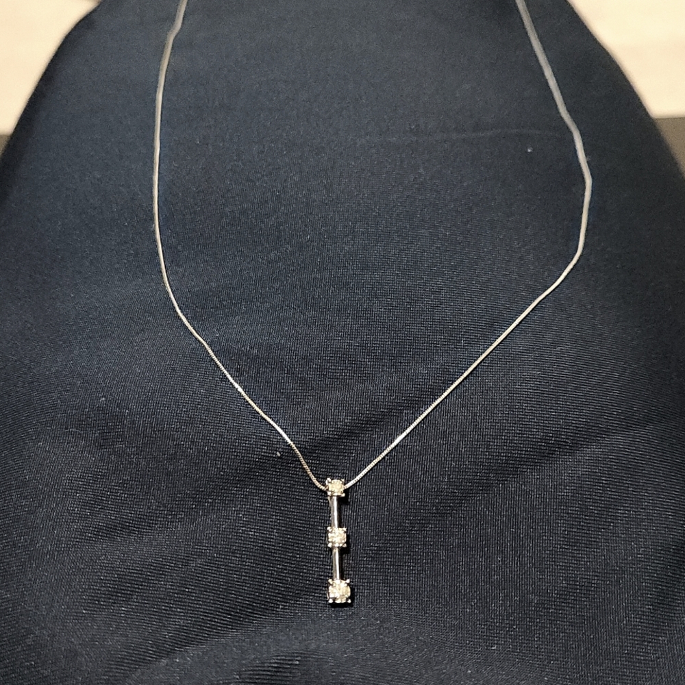 💎Authentic three stone Diamond necklace. 25 inch chain